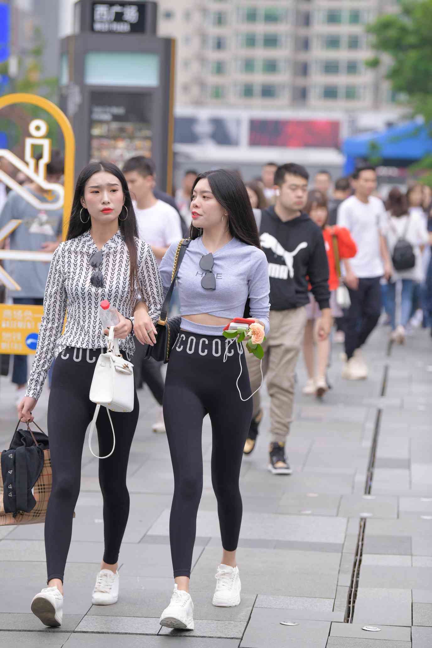 图片[2]-【免费】逛街的两个瑜伽裤姑娘【40P】04030-清野图库