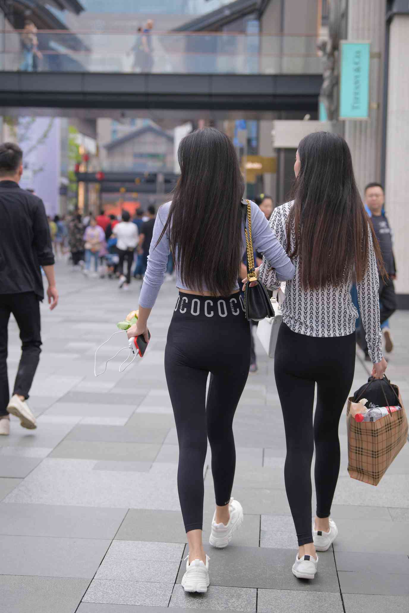 图片[3]-【免费】逛街的两个瑜伽裤姑娘【40P】04030-清野图库