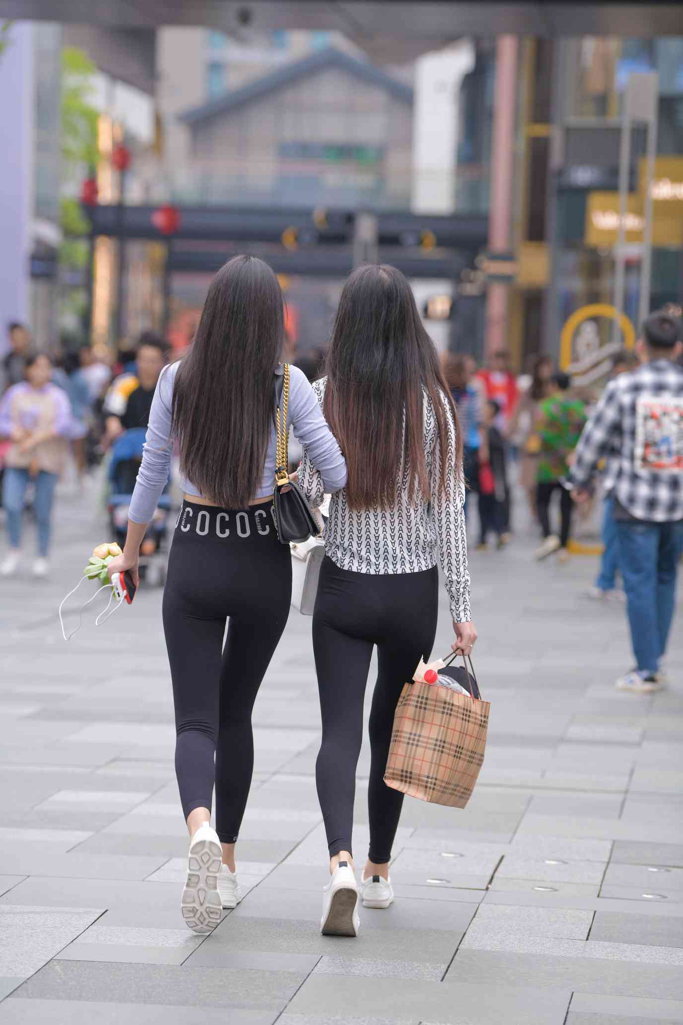 图片[4]-【免费】逛街的两个瑜伽裤姑娘【40P】04030-清野图库
