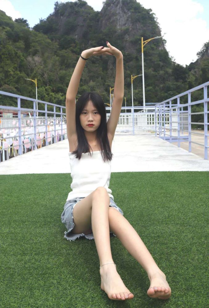 坐在草地上的长发女孩【172P】20012-清野图库
