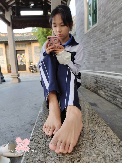 【免费】专心致志玩手机的女孩【42P】20028-清野图库
