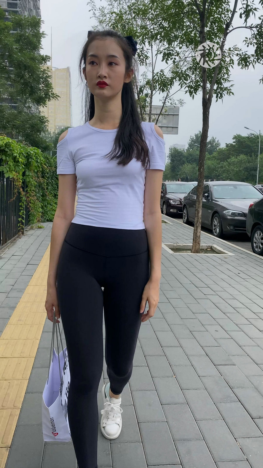 图片[1]-黑色瑜伽裤逛街的女孩J4000 MP4-7.76GB-清野图库