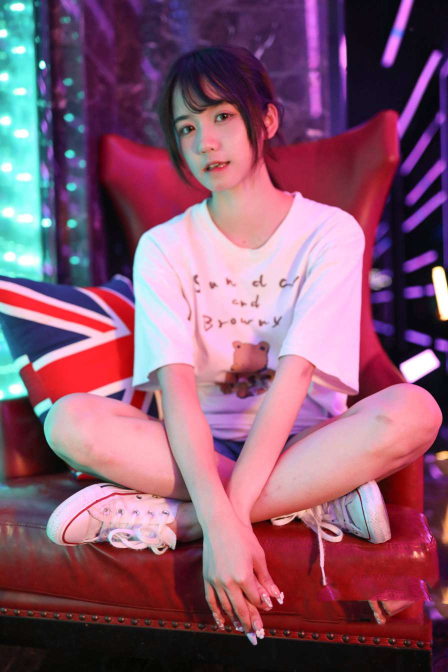 图片[2]-KTV里唱歌的长腿帆布鞋女孩【102P】20015-清野图库