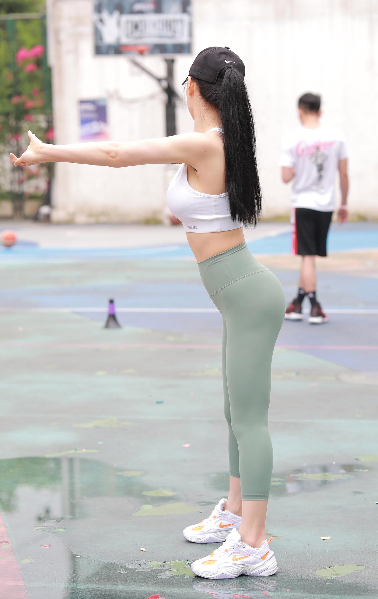 图片[1]-打扮很休闲的瑜伽裤女孩 J1600 415P3V-10.4GB-清野图库