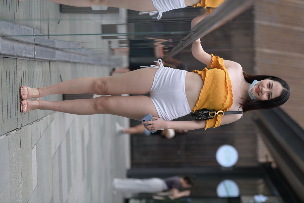 图片[2]-高腰白色短裤的漂亮女孩【767P】00065-清野图库