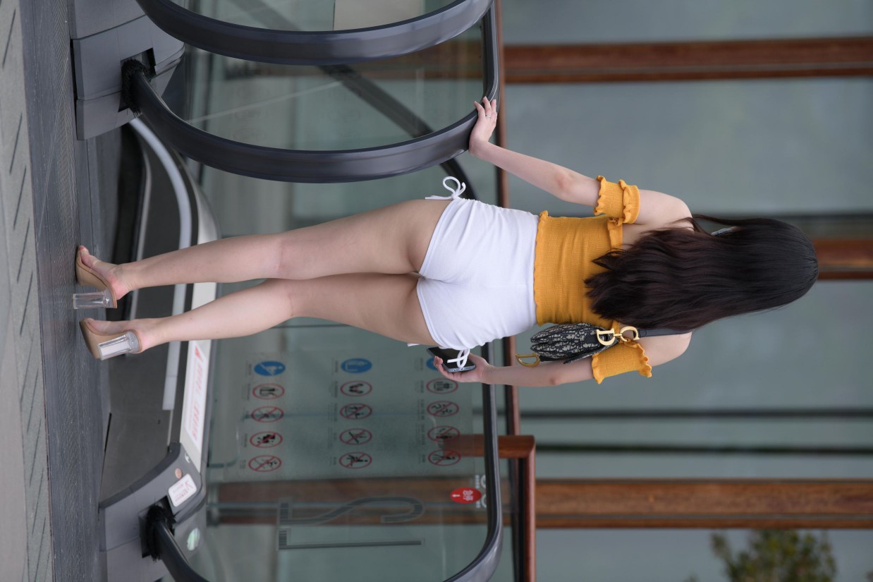 图片[3]-高腰白色短裤的漂亮女孩【767P】00065-清野图库