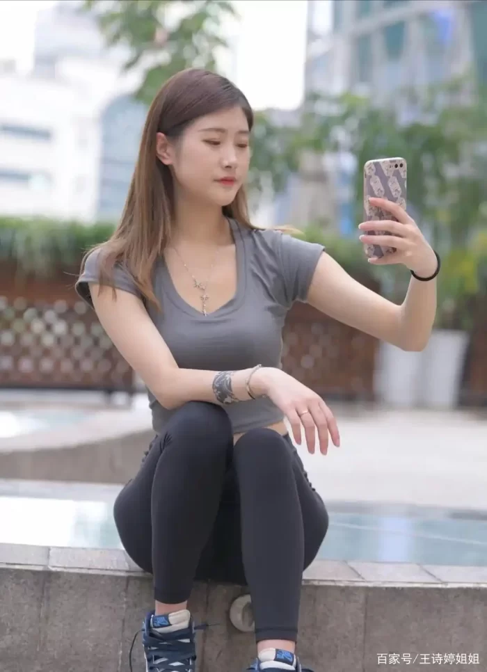 图片[2]-有小虎牙非常甜美的瑜伽裤女孩-清野图库