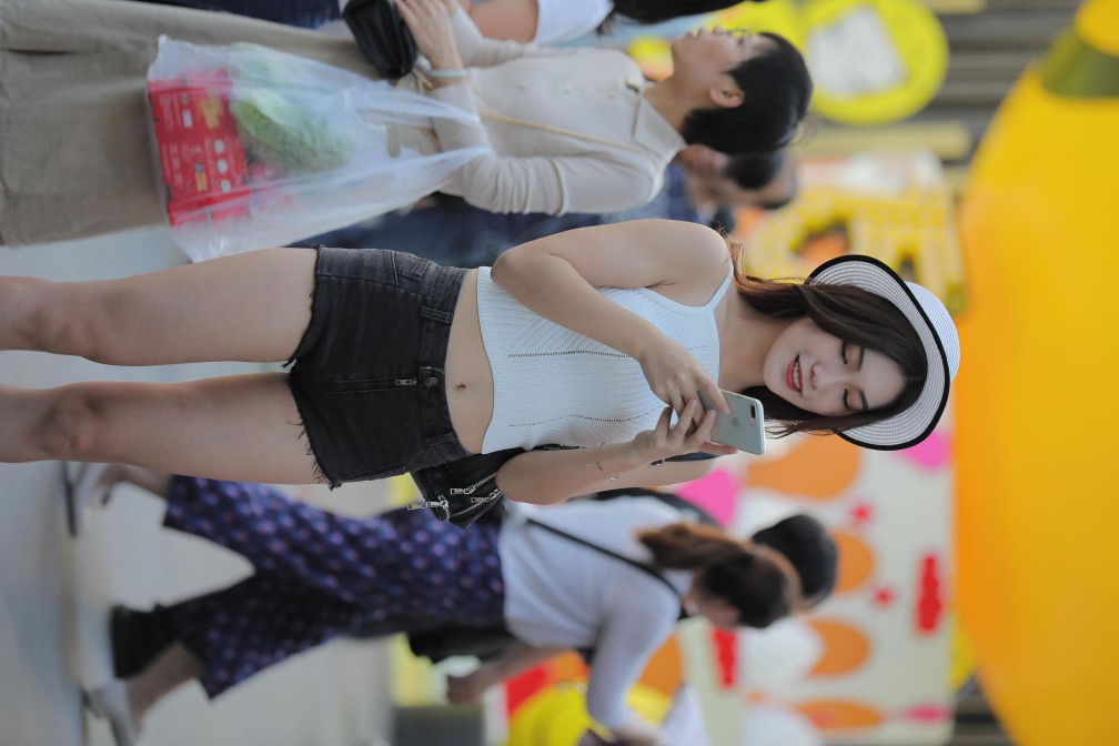 图片[2]-非常时尚阳光的牛仔热裤女孩【808P】00064-清野图库