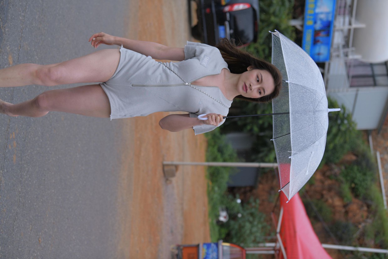 图片[5]-阴雨天在海边骑车的长发女人【156P】00044-清野图库