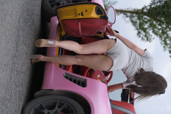 在海边开跑车的连衣短裤女孩【390P】00030-清野图库