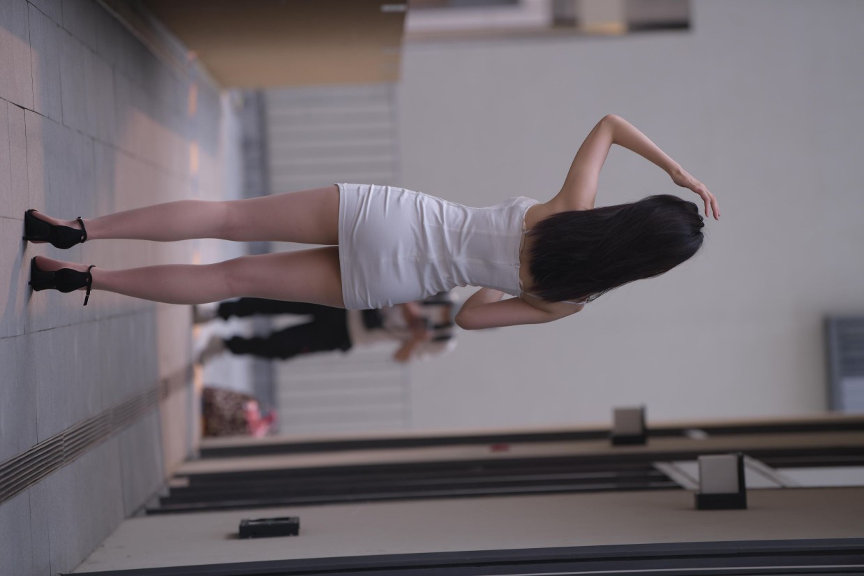 图片[4]-长发女孩紧身短裙特别显身材【245P】00040-清野图库
