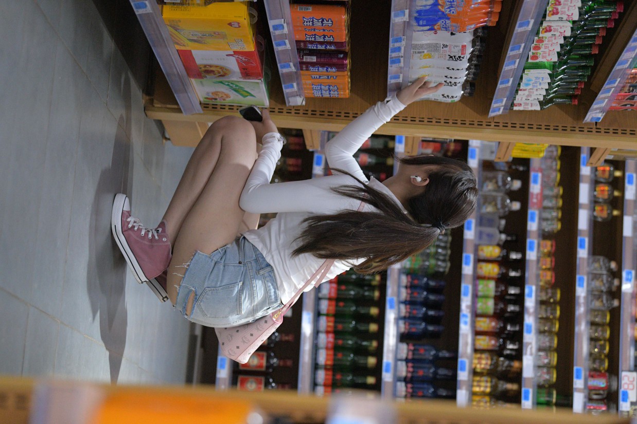 图片[5]-紧身牛仔短裤骑自行车的漂亮女孩【588P】00053-清野图库