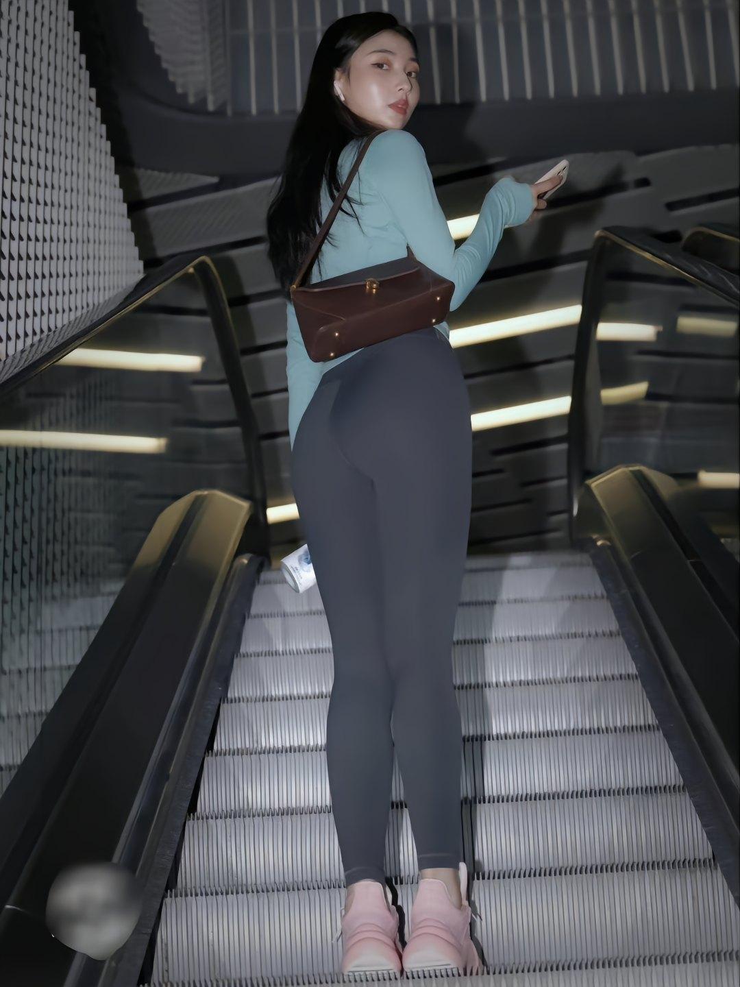 图片[1]-晚上逛商场的瑜伽裤漂亮女孩J2244 225P2V-15.1GB-清野图库