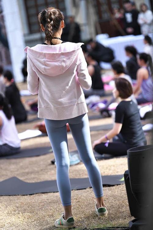图片[2]-在广场看热闹的瑜伽裤女人-清野图库