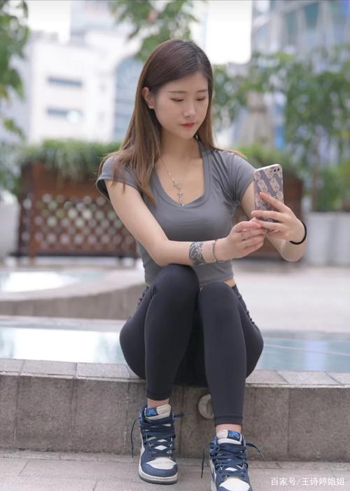 有小虎牙非常甜美的瑜伽裤女孩-清野图库