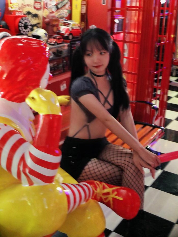 网格丝袜的清纯双马尾小姑娘-清野图库