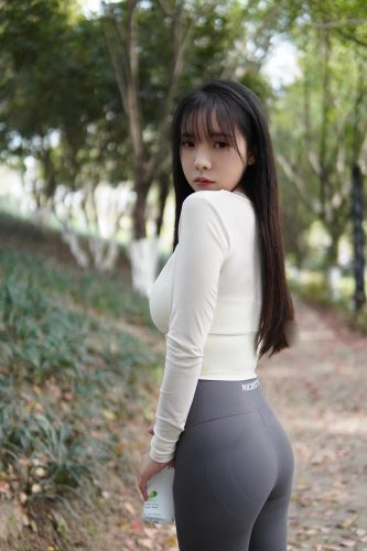 图片[9]-穿瑜伽裤爬山的长发少女-清野图库
