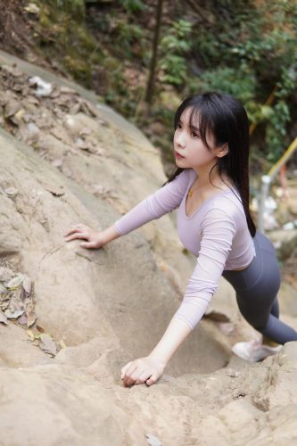 图片[8]-穿瑜伽裤爬山的长发少女-清野图库