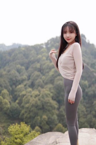 图片[3]-穿瑜伽裤爬山的长发少女-清野图库