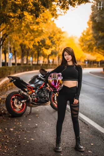 图片[1]-骑摩托车的瑜伽裤美女身材太好了！-清野图库